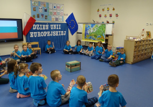 Dzieci grają hymn Unii Europejskiej na gazetach